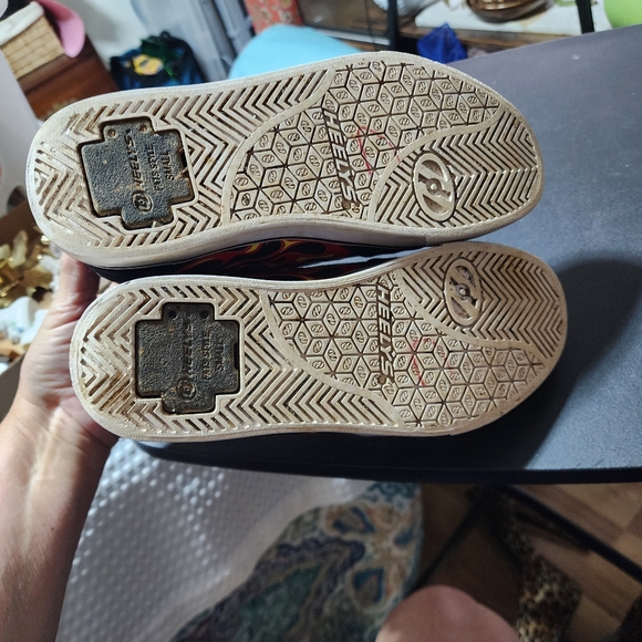 HEELYS EUC YOUTH SZ 6 PRO FLAME PRINT SKATE SHOES - Picture 9 of 10